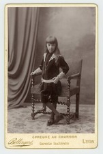 PHOTO CABINET c1900, un garçon en costume tirage charbon Bellingard à Lyon