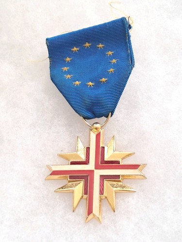 Une médaille croix du - ",