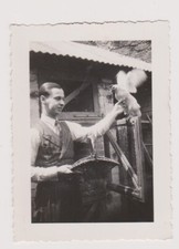 🐔 Photo rare homme élégant basse-cour avec poules et panier vintage années 1930