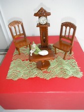 MEUBLES MINIATURES GUERIDON CHAISES HORLOGE COMPTOISE TAPIS  DENTELLE 
