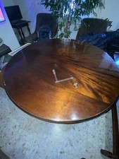 Tables avec 6 chaises chippendales.