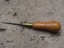 Outil ancien alène  de cordonnier bourrelier pour le cuir
