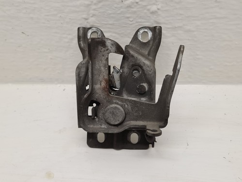 Système attache capot moteur