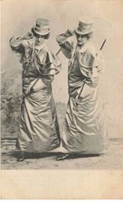 SPECTACLE AF#DC541 DANSE DEUX FEMMES EN REPRESENTATION AVEC CHAPEAU ET CANNE