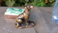 Ancienne sculpture bronze formant un chien de chasse, berger assis signé FADY L