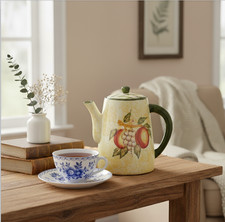 Cafetière Vintage en Céramique - Décor Fruits et Dorures • Élégance Classique •