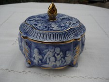 Bonbonnière en faïence bleue