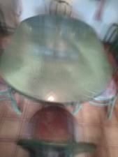 Table, rallonge et 6 chaises en rotin noble. Tous ces articles sont Verts