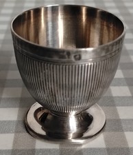 22 - Ancien joli coquetier art