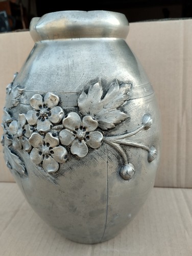 Vase étain signé l - en,