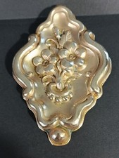 MAGNIFIQUE CACHE CLOU FLORAL LAITON 13.5 X 9CM