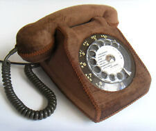 Téléphone à cadran Socotel S23 avec habillage en tissus velours marron kitsch