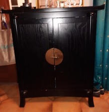 Buffet noir style japonais, très bien entretenu, 2 portes et une étagère intérie