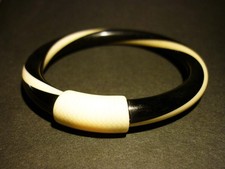 Bracelet jonc LEA STEIN  beige et noir en rhodoïd vintage 70's - Rare décor