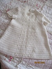 robe blanche faite au crochet  pour grande poupée