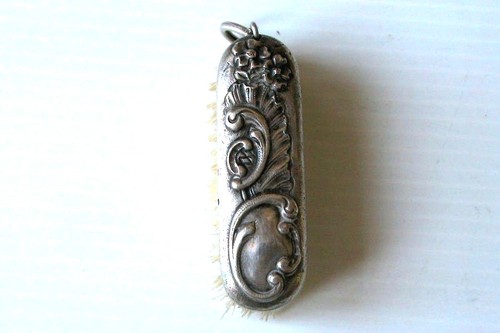 Petite brosse a moustache - a,