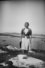 NEGATIF PHOTO ANCIEN 6X9 - PORTRAIT FEMME -PLAGE ROCHER- VINTAGE- (Année-40-50)-