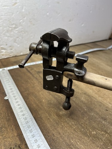 Old tool outil ancien étau - tool, /
