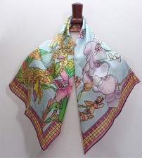 Carré foulard soie peint main 80cm motif floral lavable élégant classique