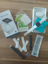 Montre connectée FITBIT Versa avec de nombreux accessoires