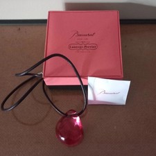 Collier pendentif rose  cristal de Baccarat Pour Laurent Perrier. Série Limitée.