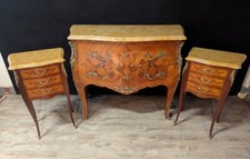 Commode sauteuse de style Louis XV en marqueterie et sa paire de chevets assorti