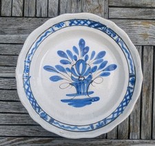 Plat en faïence cul noir ROUEN  diam 30 cm  XVIII ème 