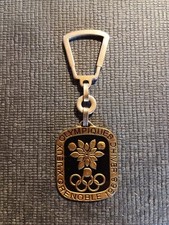 Très rare porte clé Jeux Olympiques GRENOBLE 68 Noir et Résine signé A. Bertrand