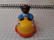 Jouet - Figurines PVC Petit Ours Brun -en petite voiture jaune.  BE