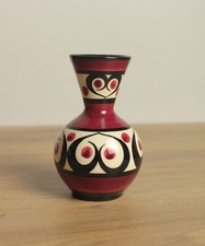 joli vase en céramique rouge blanc noir art déco signé saint jean de bretagne