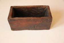 Boîte ancienne en bois très rustique taillée dans la masse