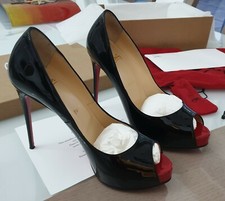 Neufs. T38. Escarpins Christian LOUBOUTIN. "Pigalle 85". Portés 1 fois. Noirs.