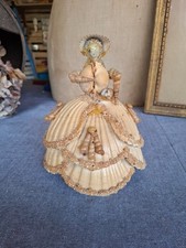 femme  en coquillage vintage