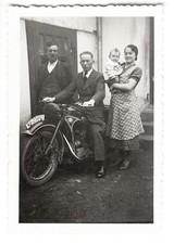 G812 Moto BMW R12 R42. Groupe, bébé. Dôllersheim Autriche 1940. Photo argentique