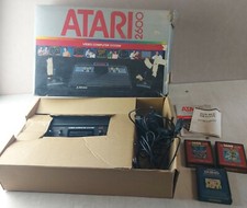 Ancienne console Atari 2600 en boîte + manette + jeux