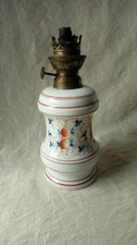 LAMPE A PETROLE EN PORCELAINE