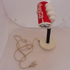 COCA-COLA® LAMPE DE BUREAU MAIN TENANT UNE CANETTE PORCELAINE 1989