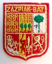 Écusson ancien ZAZPIAK-BAT Pays Basque France - en feutrine brodée - fond rouge