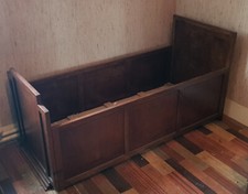 Petit lit d'enfant en bois