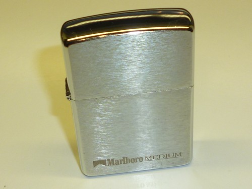 Marlboro medium zippo - ",
