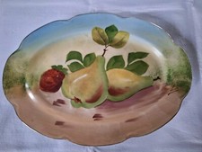 ANCIEN PLAT DÉCORATIF PEINT, PORCELAINE LIMOGES, POIRES ET FRAISE, SIGNÉ LUC
