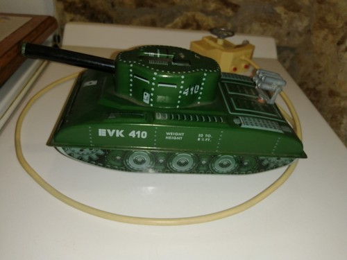 Ancien char tank téléguidé