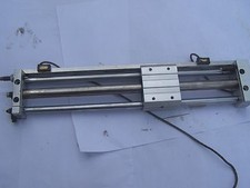 Vérin + guidage lineaire SMC CDY1S15H-300B-X324 course 300 mm + detecteurs