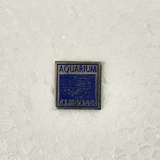 Pin's Aquarium Cap d'Agde carré bleu vintage années 90
