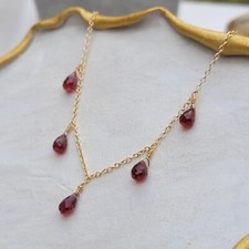 collier délicat en pierre