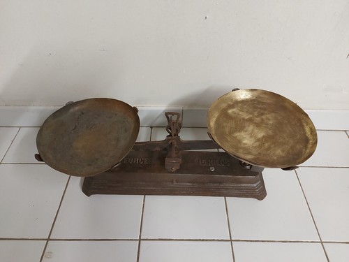 Ancienne balance - ,