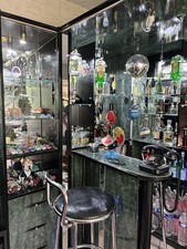 Bar D’angle Avec 2 Vitrines Et 2 Chaises Hautes