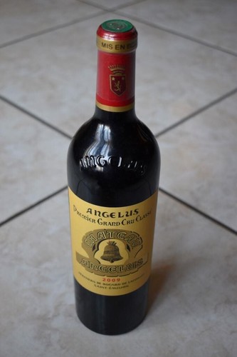 Une bouteille château angelus - château,
