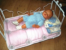 Ancien lit de poupée en