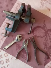 lot de petits outils et petit étau